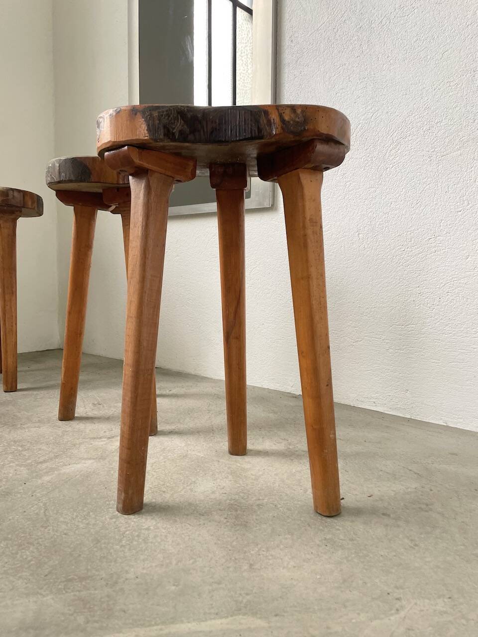 Set de 5 tabourets tripode olivier années 50