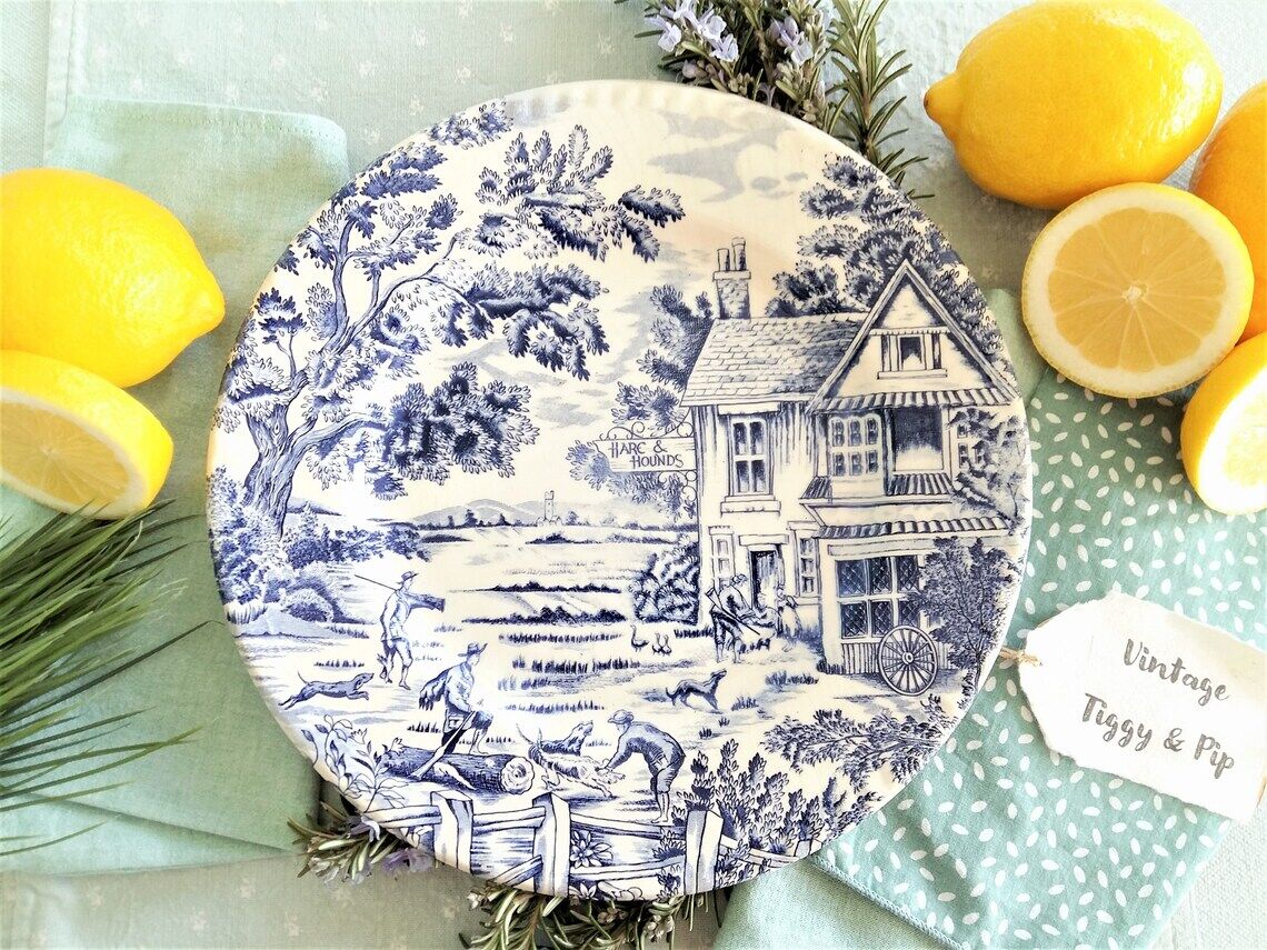 Huit assiettes bleues et blanches dépareillées