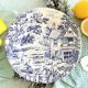 Huit assiettes bleues et blanches dépareillées