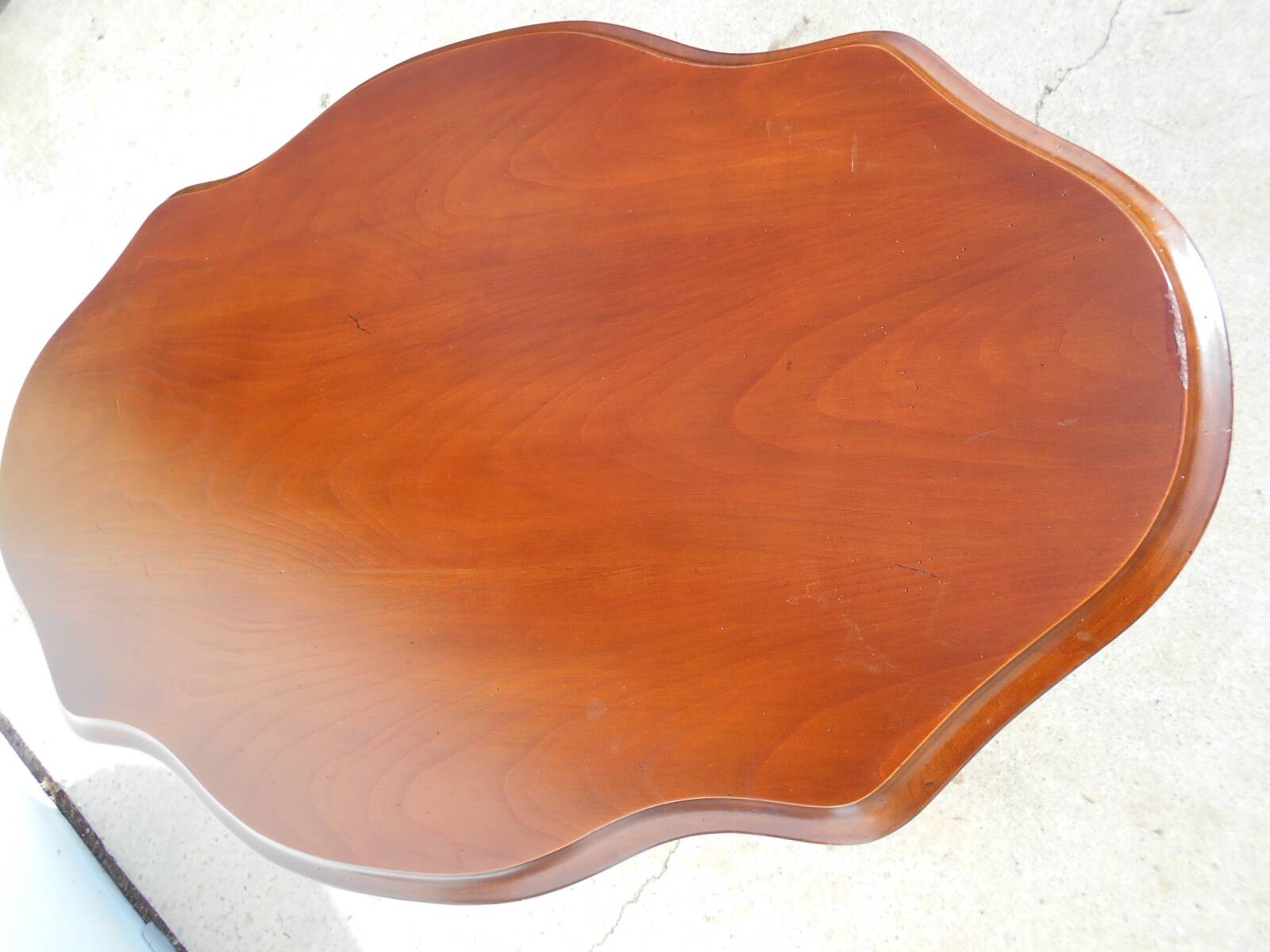 Guéridon violonné