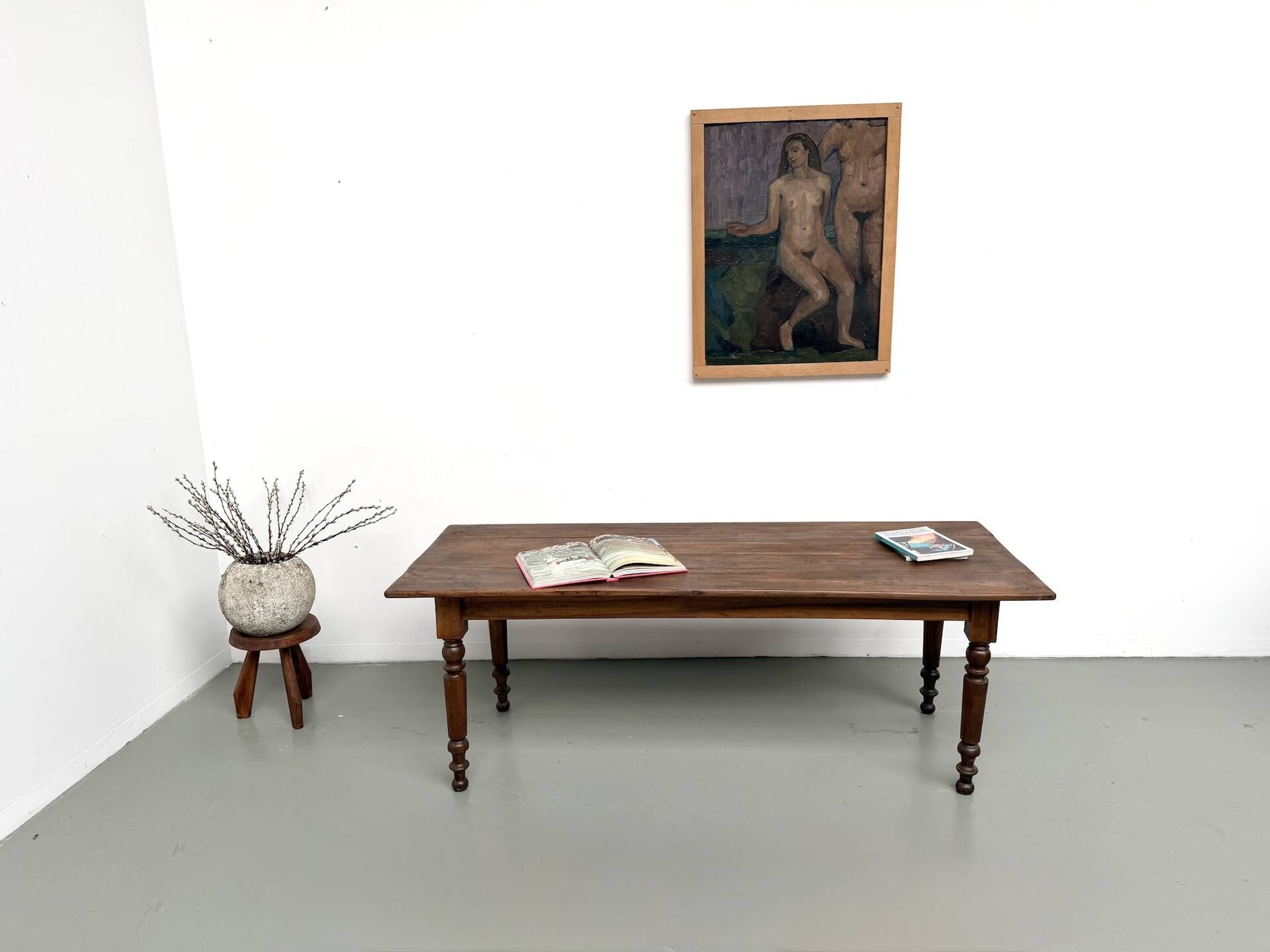 Table de ferme en noyer massif, pieds tournés, 1920