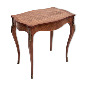 table d’appoint classique avec des ornements en laiton