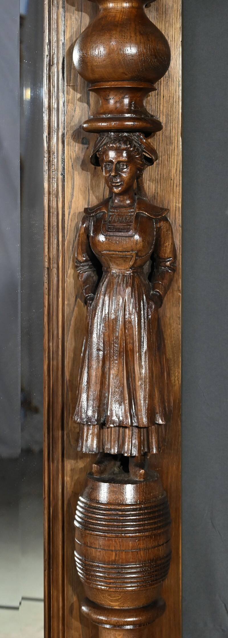 Important Regional Oak Mirror – Early 20th Century