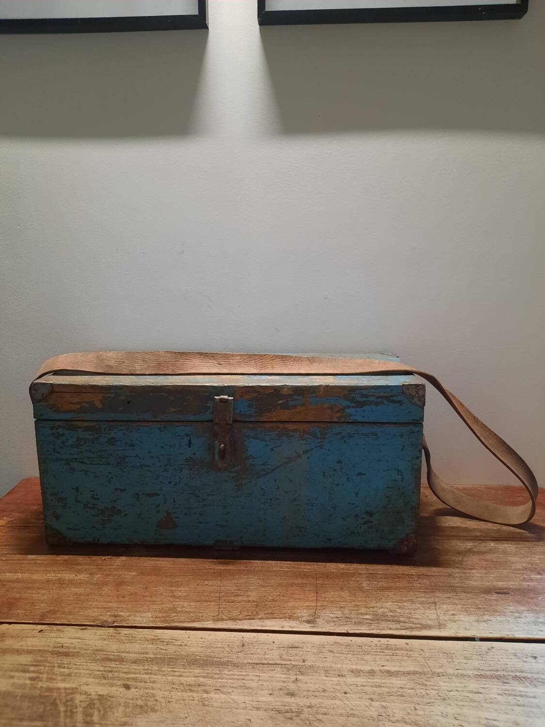 Malle ancienne en bois patinée bleue