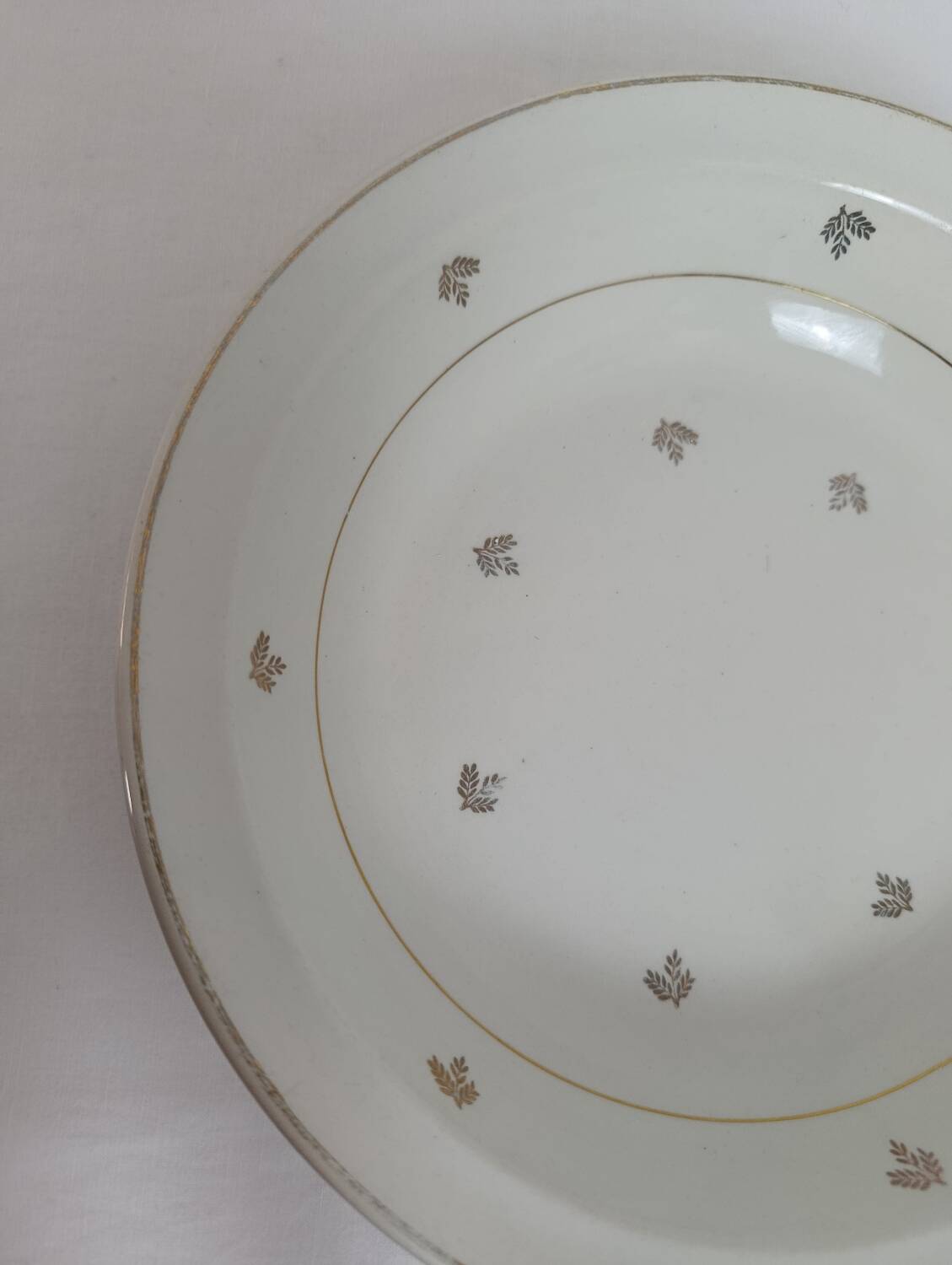 Set of 2 white deep plates with a gold pattern.