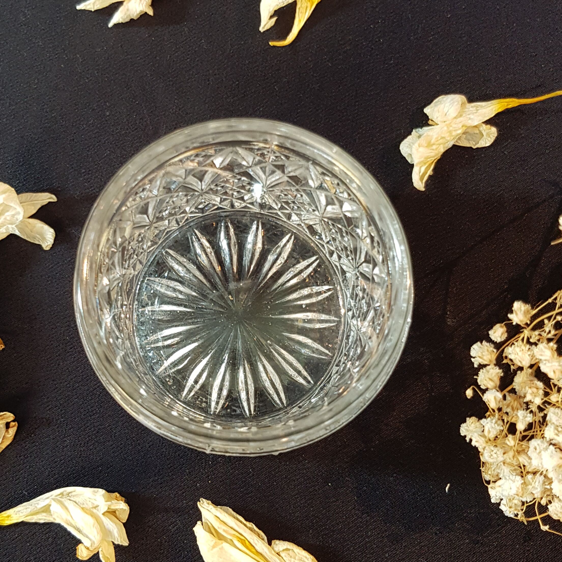 Pot en verre ciselé et son couvercle en métal