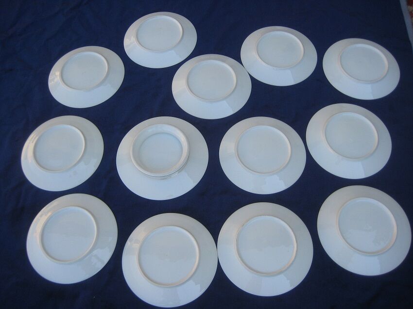 Old service a dessert in porcelain, red green and gold led.