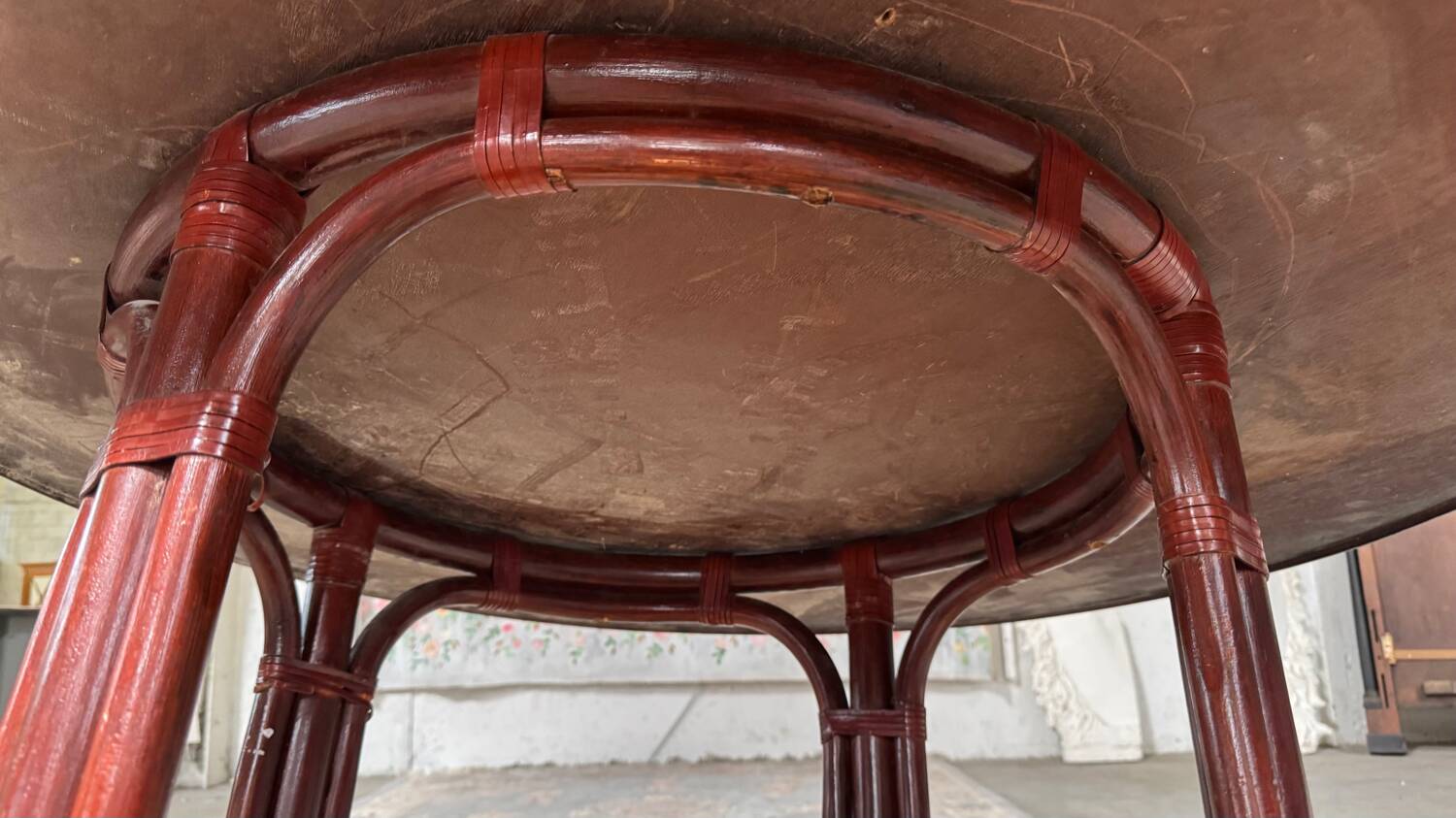 Table haute céramique et rotin vintage