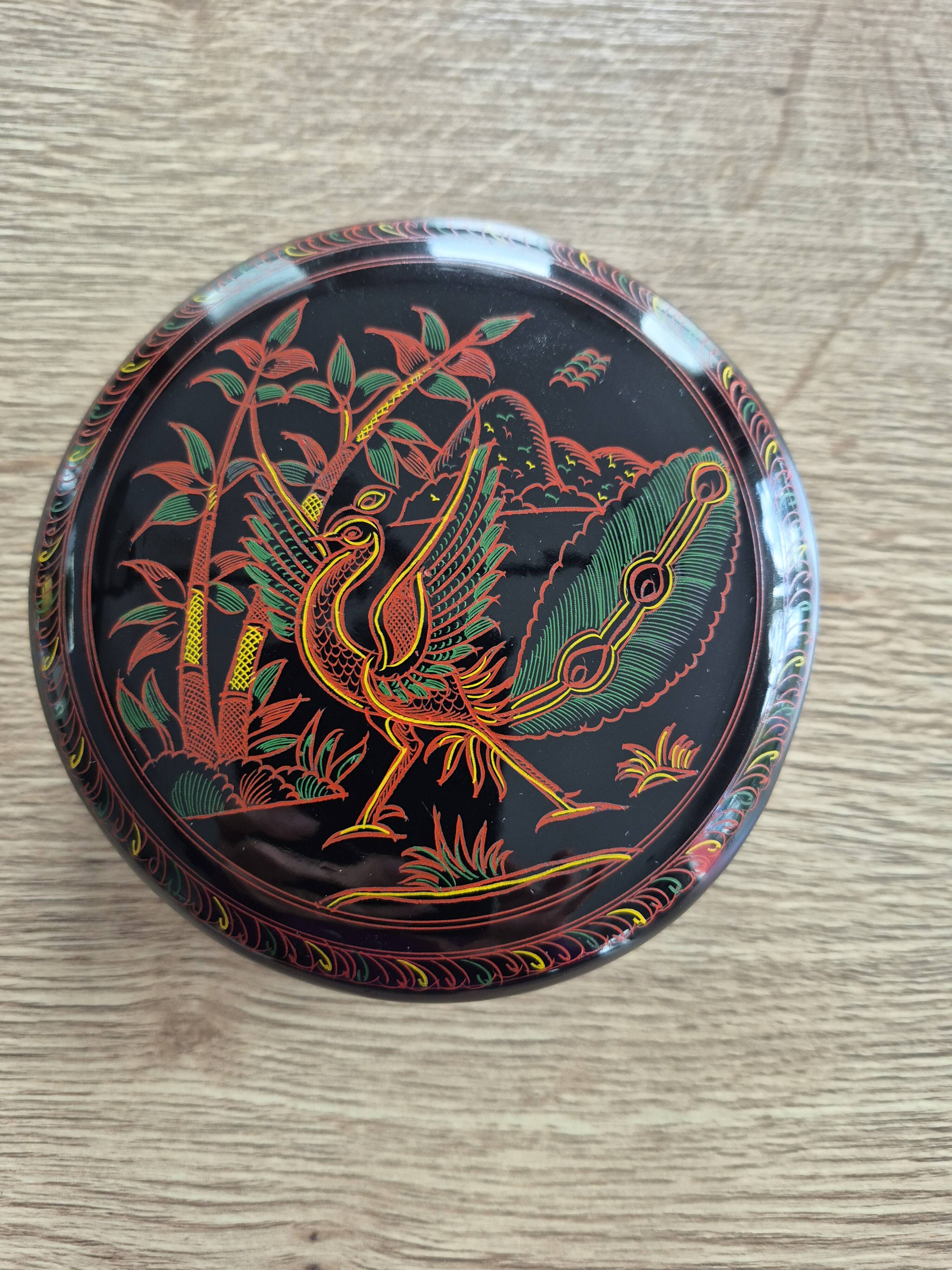 Round box and its 6 lacquered wooden coasters hand-painted.