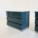 Ensemble de deux tables de chevet italiennes laquées bleues avec détails chromés