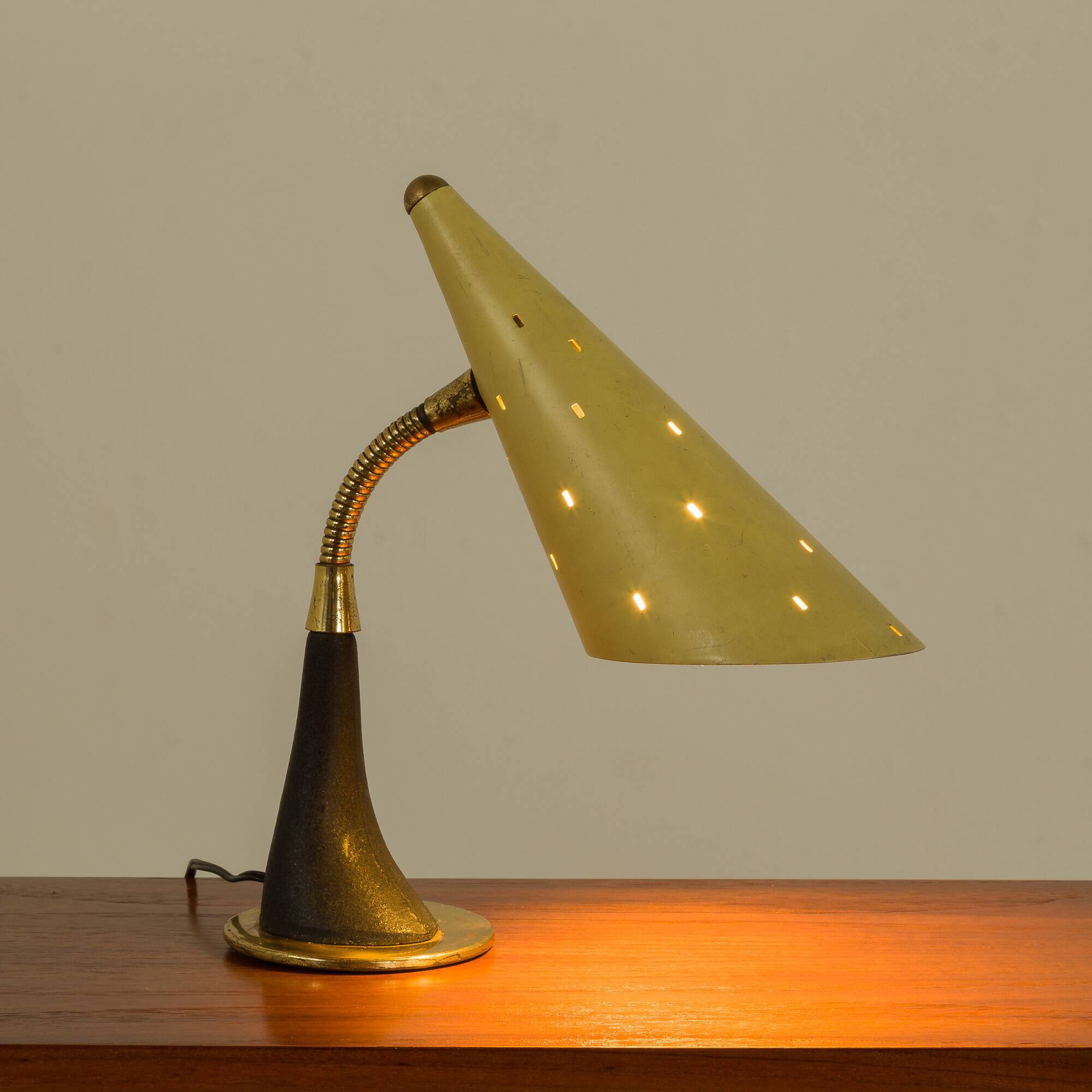 Petite mid century desk lamp, attr. to Stilnovo, Italy 1960s