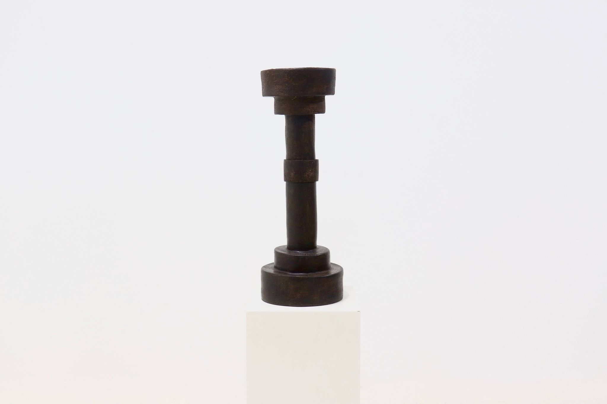 Objet cylindrique en grès brutaliste signé Studio Pottery années 1960