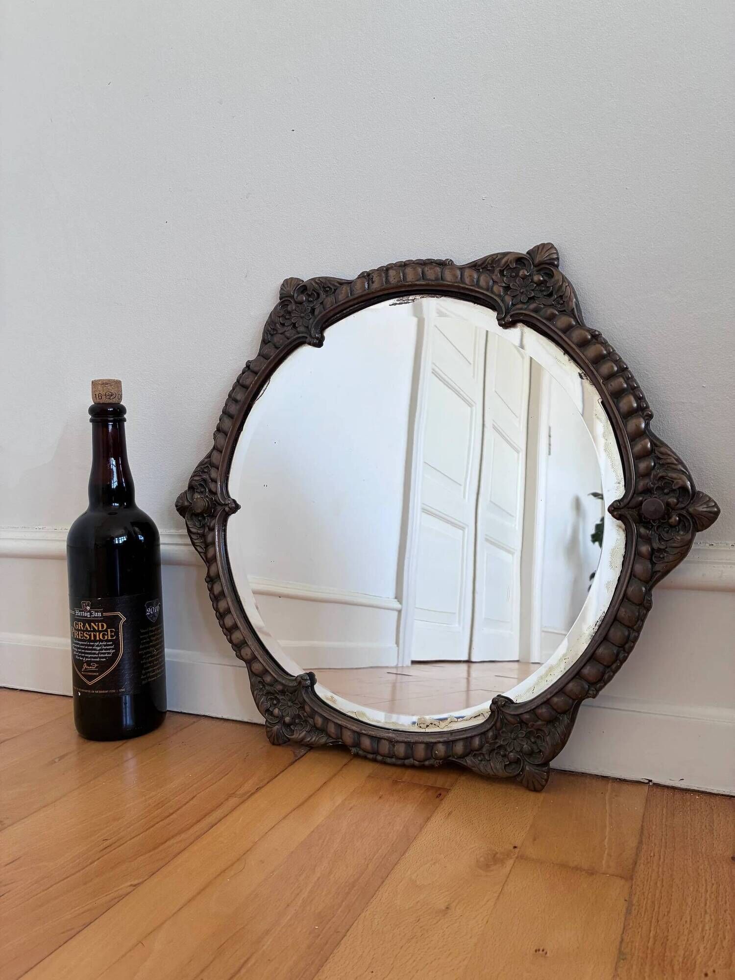 Vintage Italian Baroque Revival round wall mirror