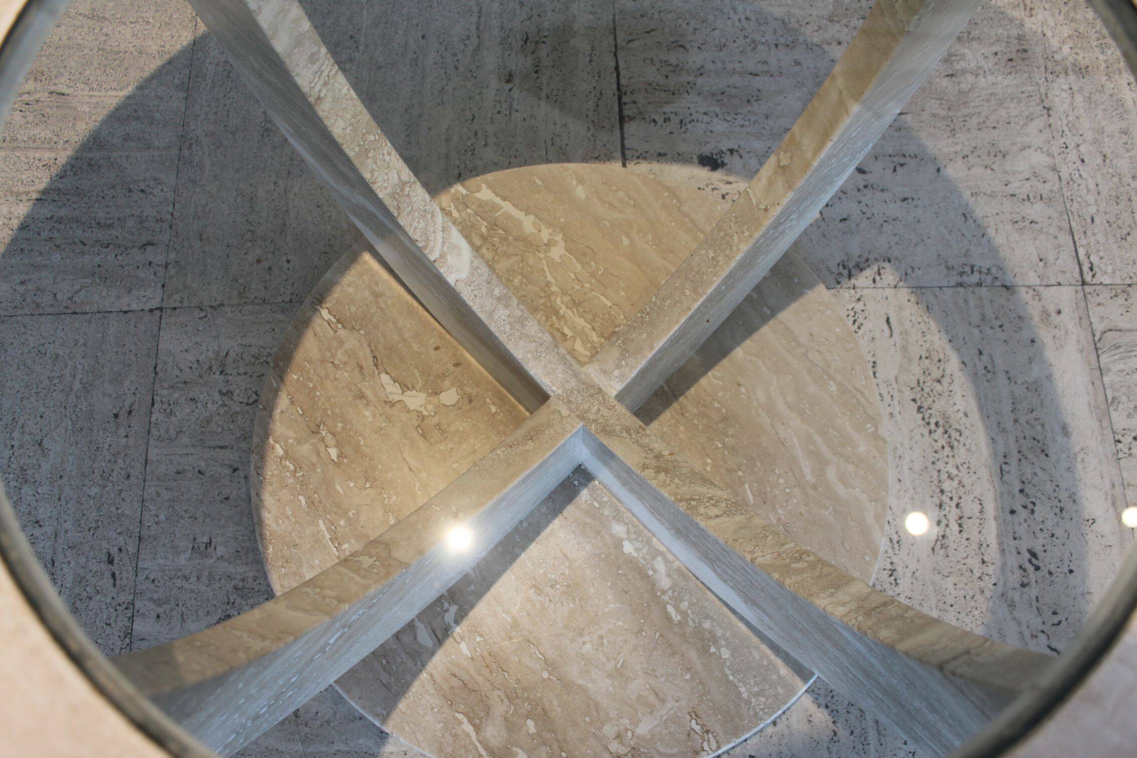 Table basse ronde travertin et vitre, Italie, 1970.