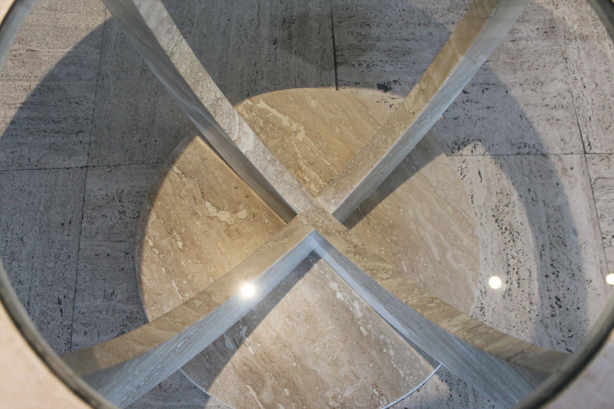 Table basse ronde travertin et vitre, Italie, 1970.