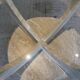 Table basse ronde travertin et vitre, Italie, 1970.