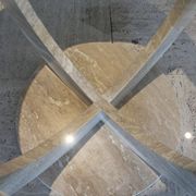 Table basse ronde travertin et vitre, Italie, 1970.