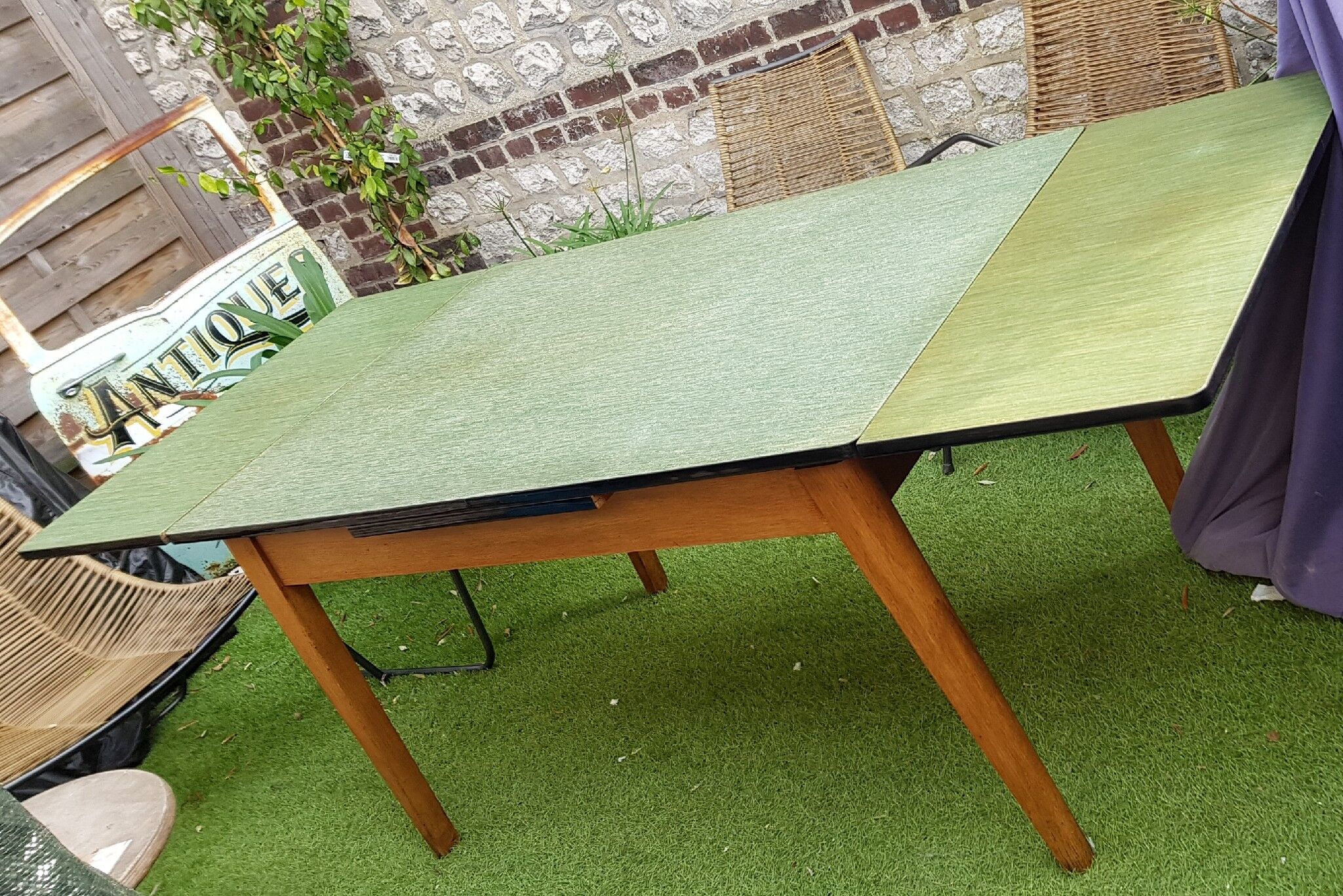 Extendable formica table of 1950