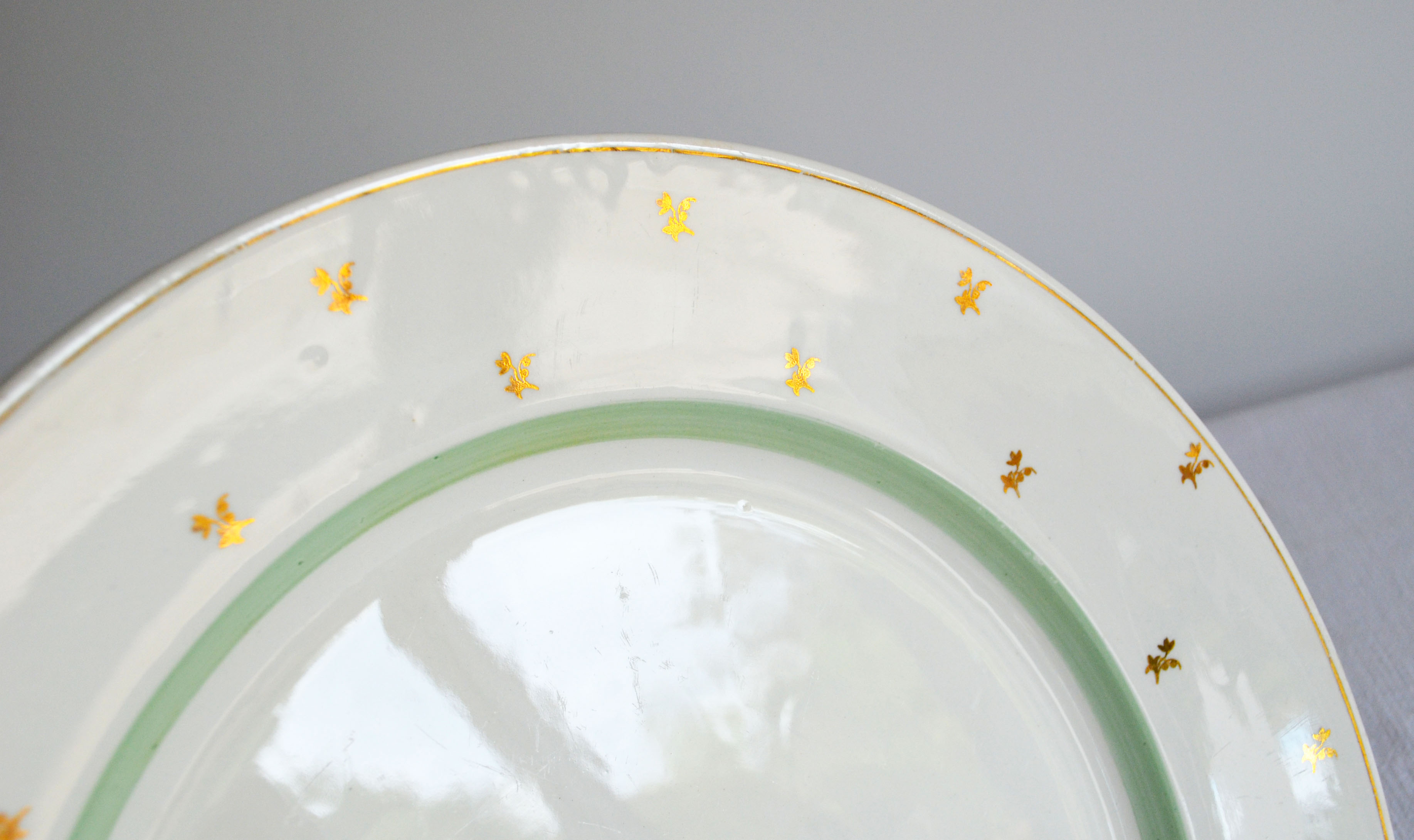 Round dish Gien with gold flowers