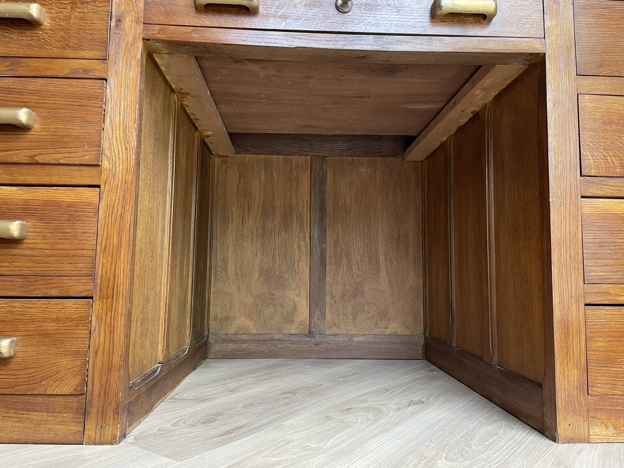 Bureau de ministre vintage double caisson en chêne – Milieu de pièce