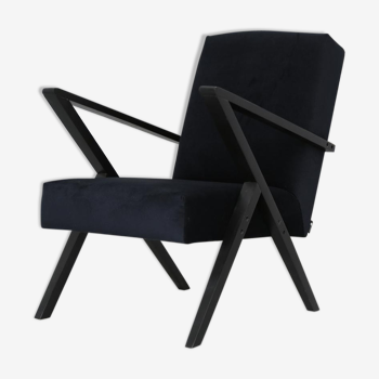 Fauteuil polonais original du milieu du siècle des années 60 en velours noir et cadre en bois noir