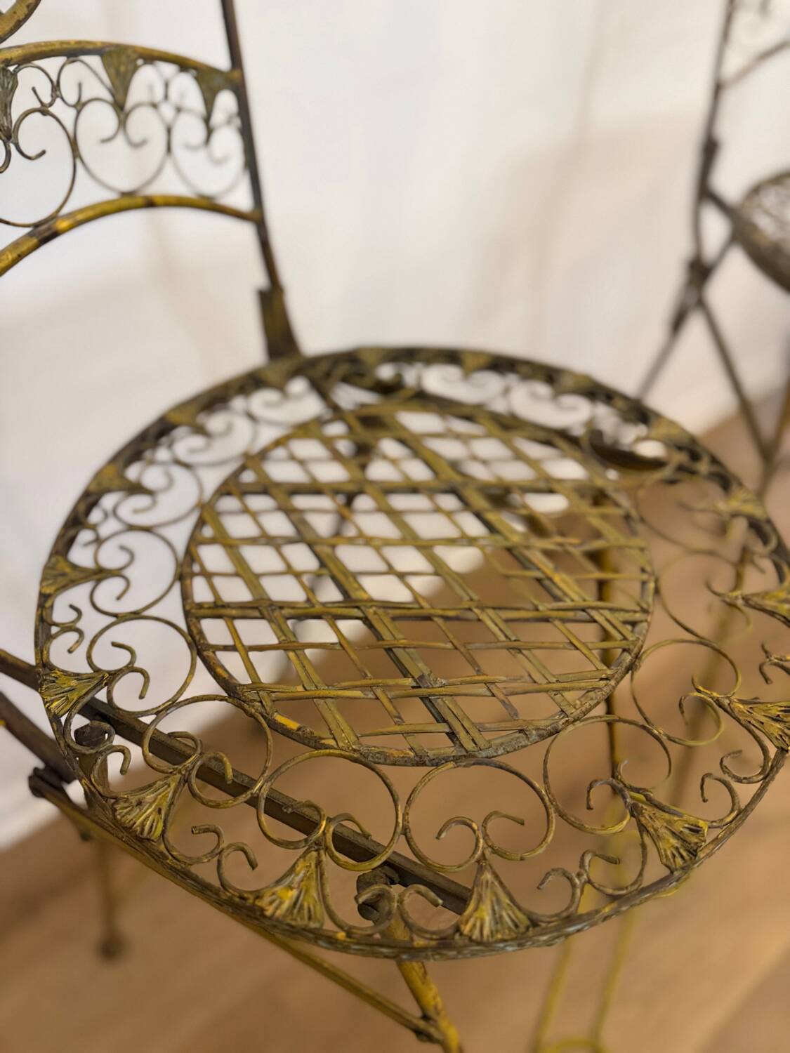 Paire de chaises hautes pliantes en fer forgé – Patine ocre – Style Ja