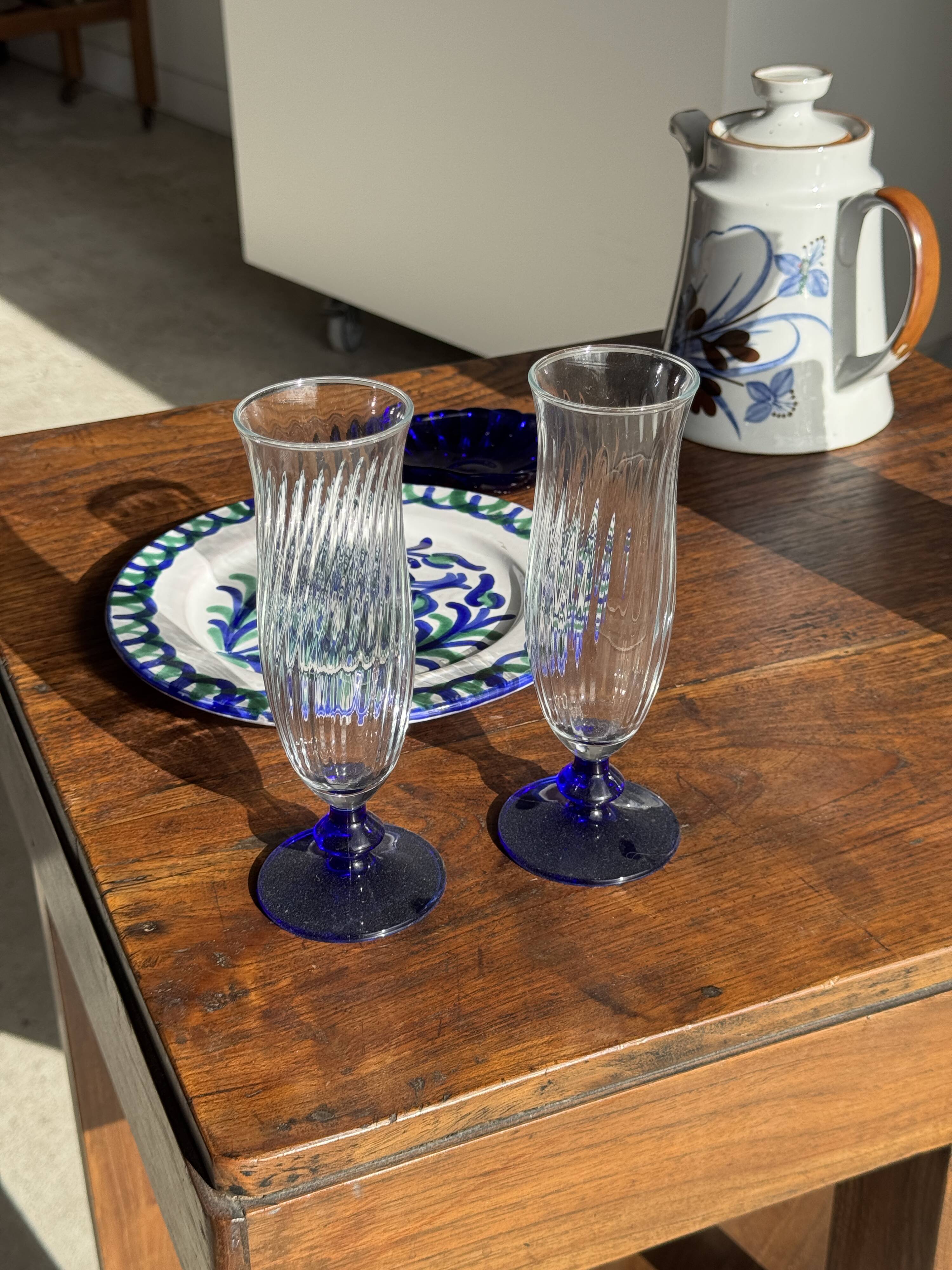 Artesania Alvarez Spanish plate in terracotta with blue plant motif.