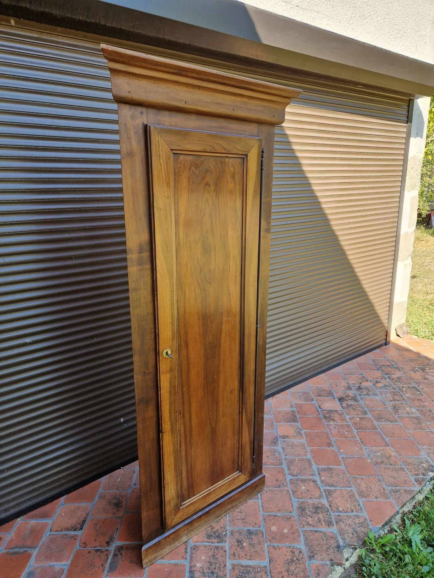 Corner or cantonal cabinet