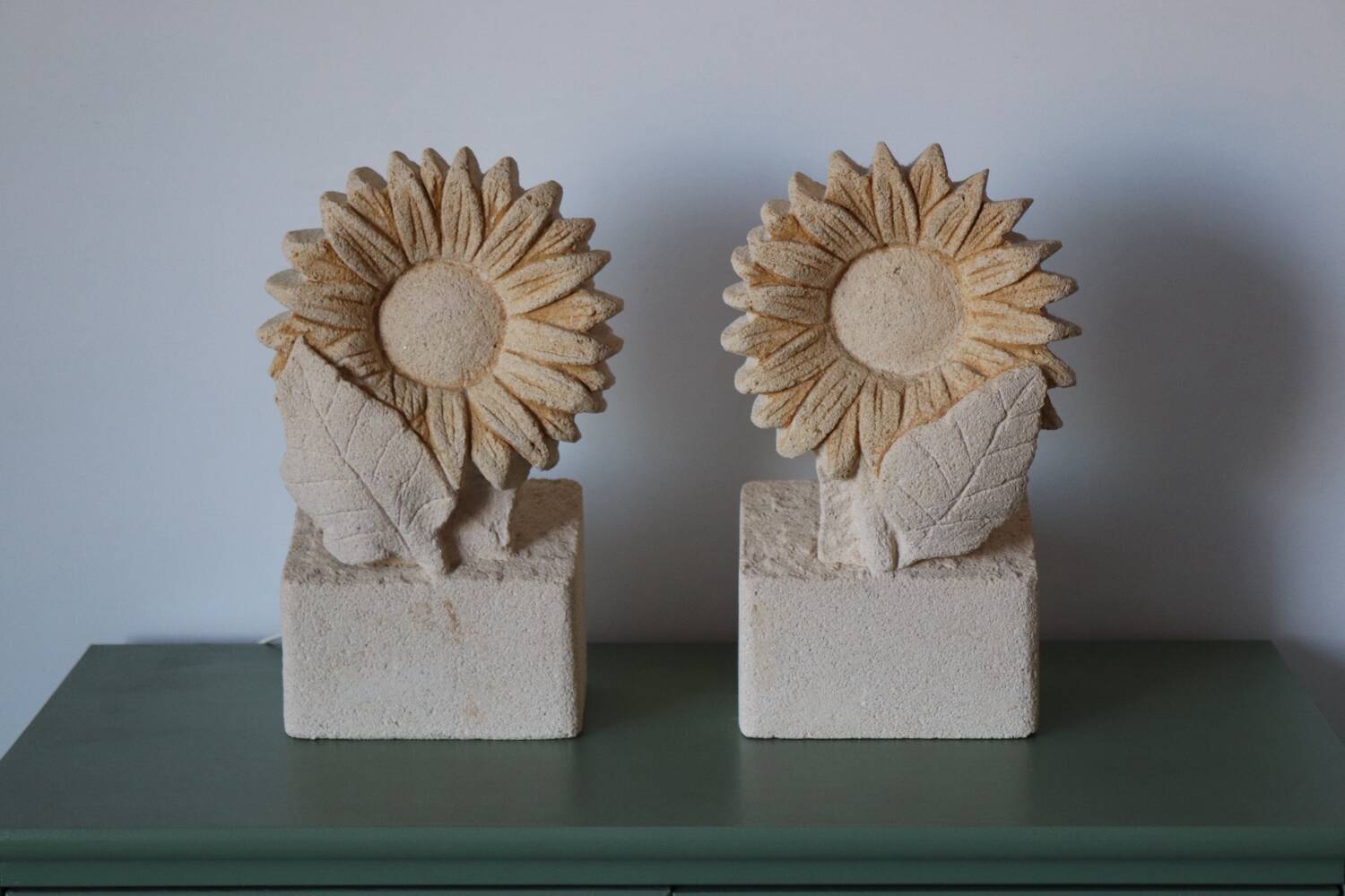 Pair of "Sunflower" lamps in carved stone – 1970s/80s