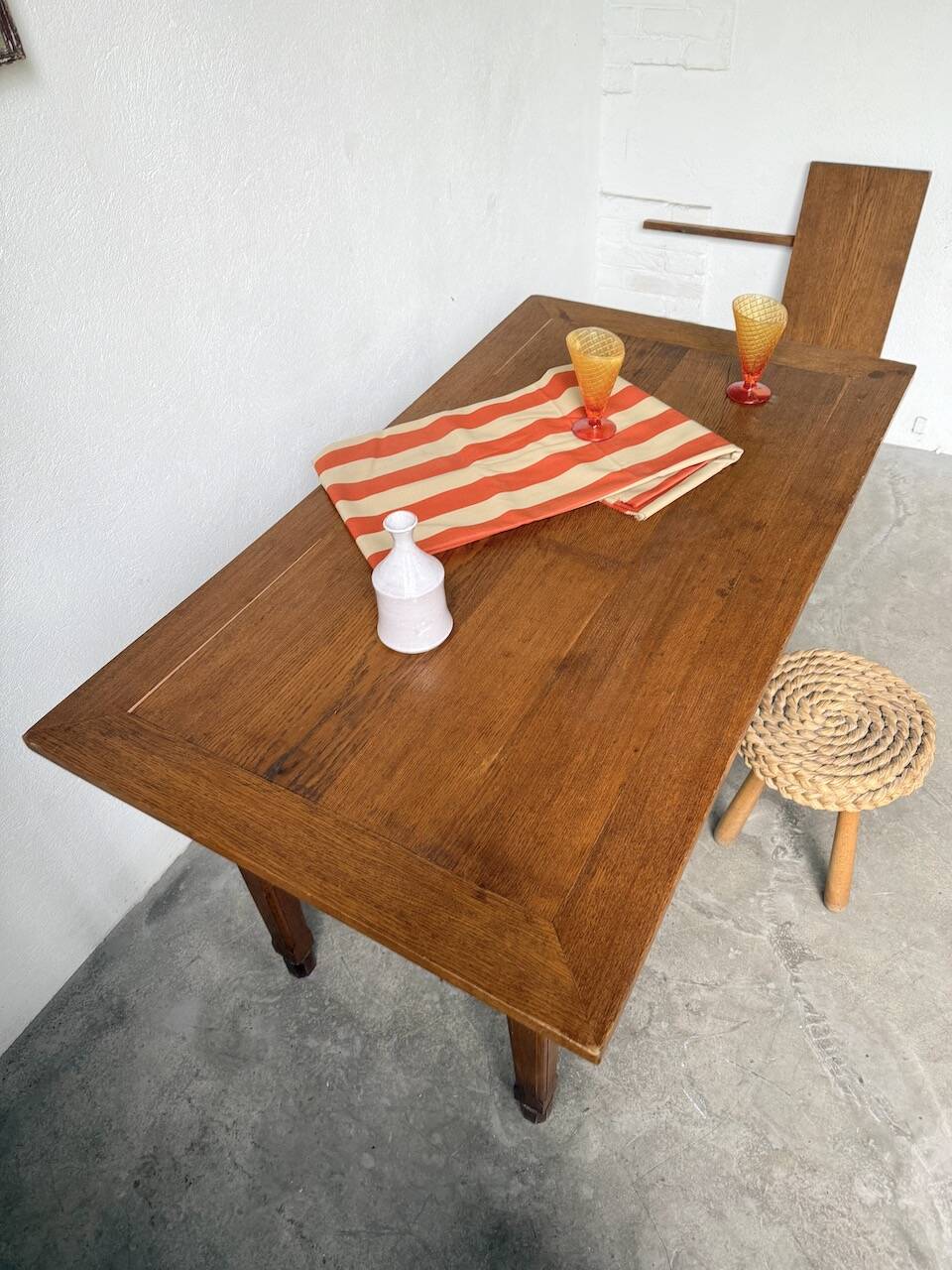 Extendable farmhouse table in oak