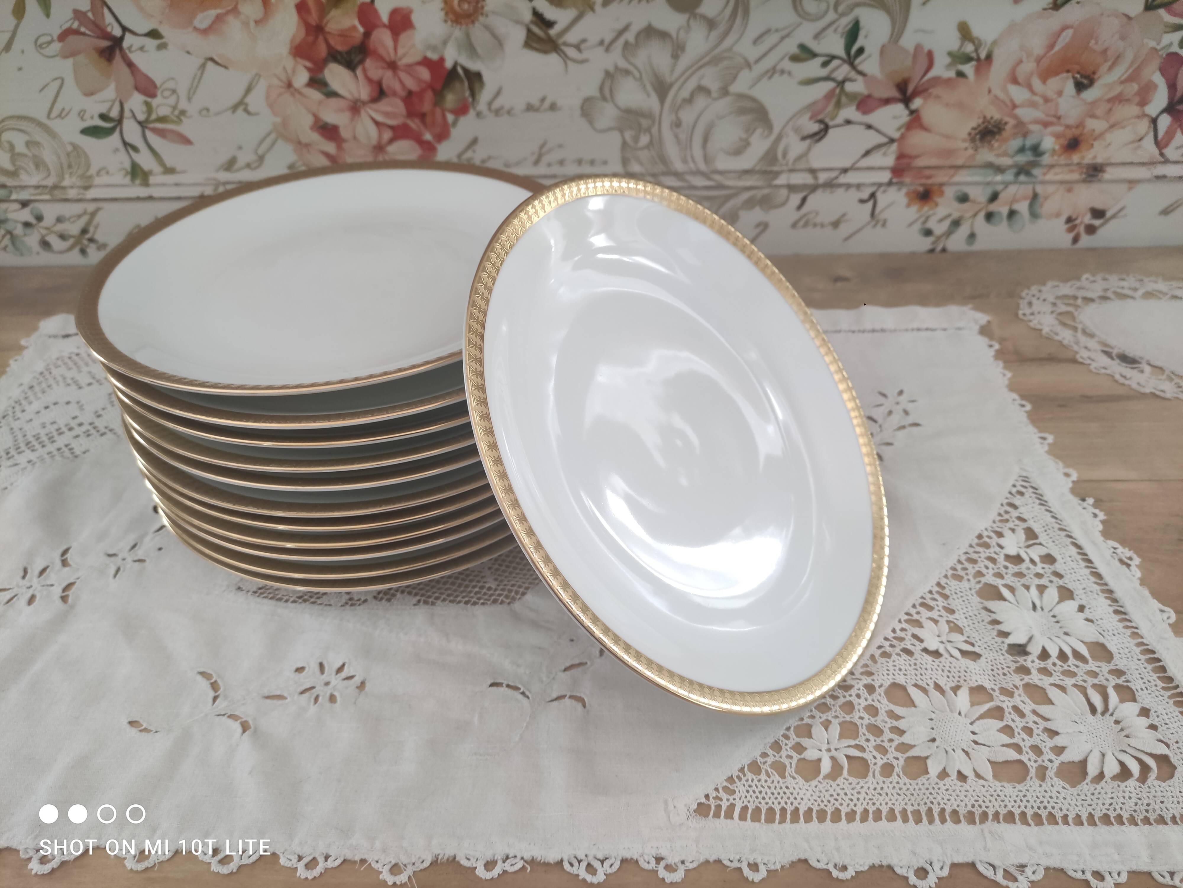 Lot de 12 assiettes plates en porcelaine blanche Euro Porcelaine frise dorée