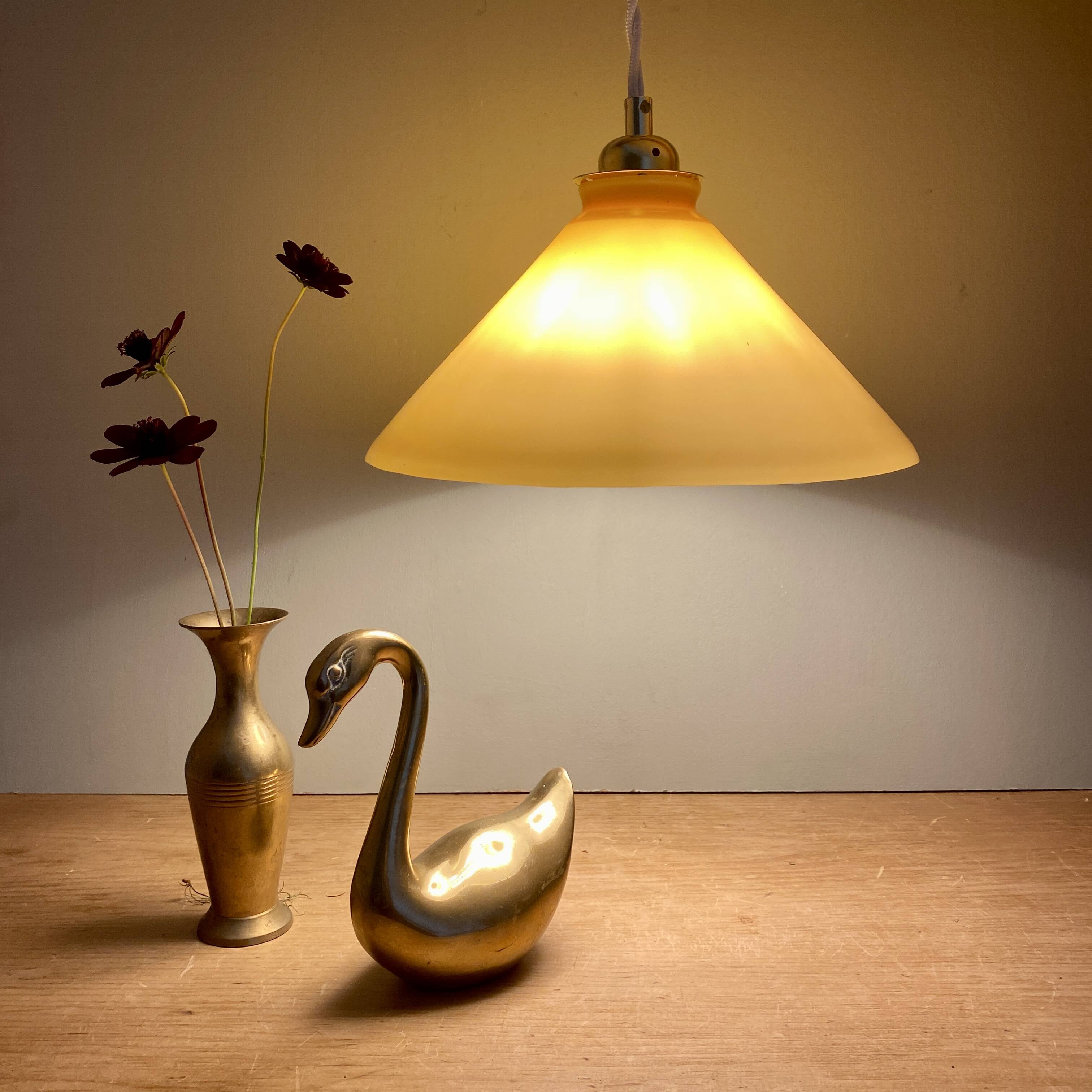 Suspension lampshade in yellow and white opaline