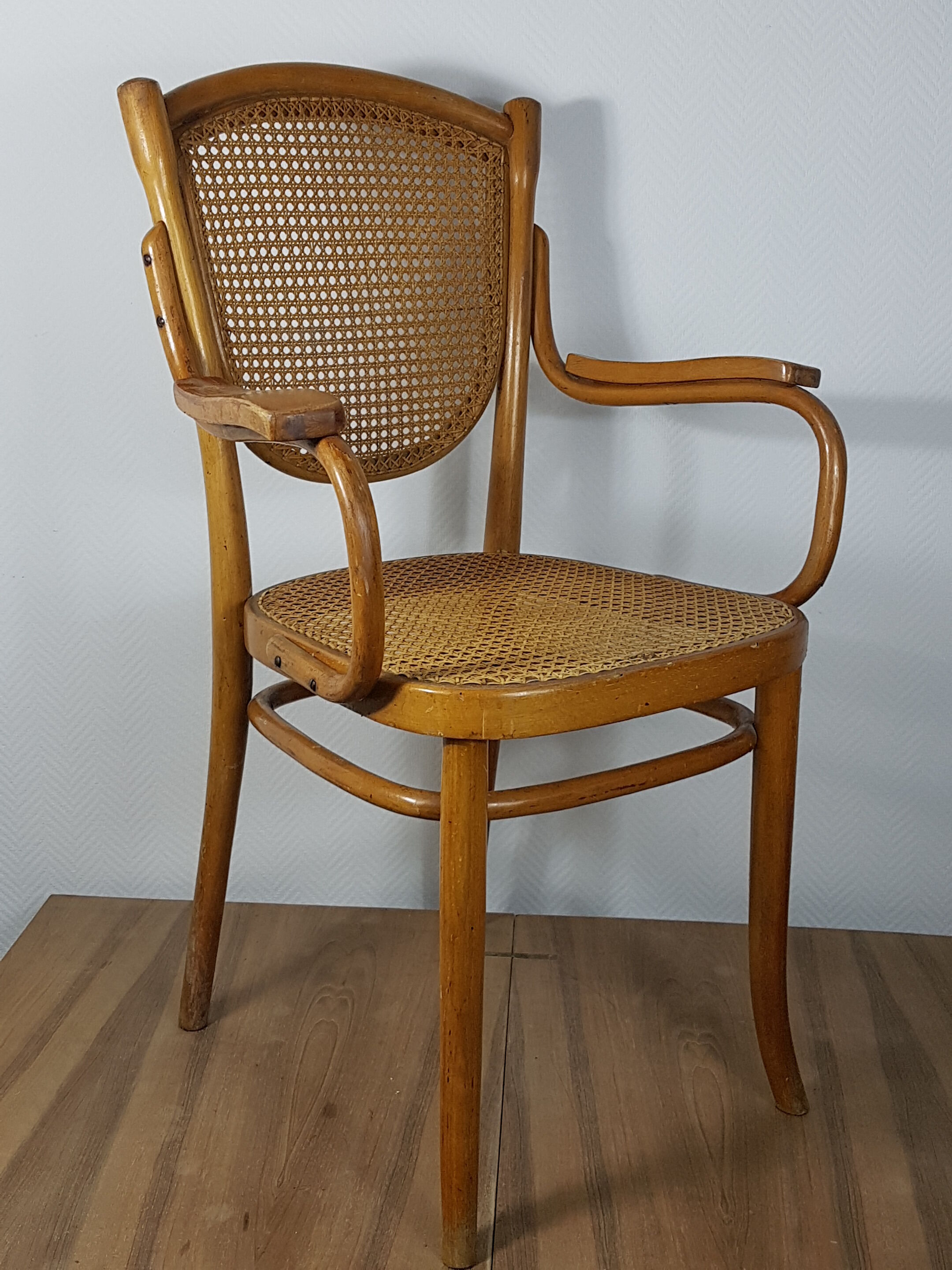 Fauteuil assise et dossier en cannage étiquette de Thonet ref sl02