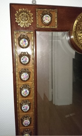 Mirror in gilded bronze and mahogany wood Medallion porcelain decoration.