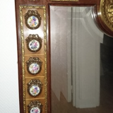 Mirror in gilded bronze and mahogany wood Medallion porcelain decoration.