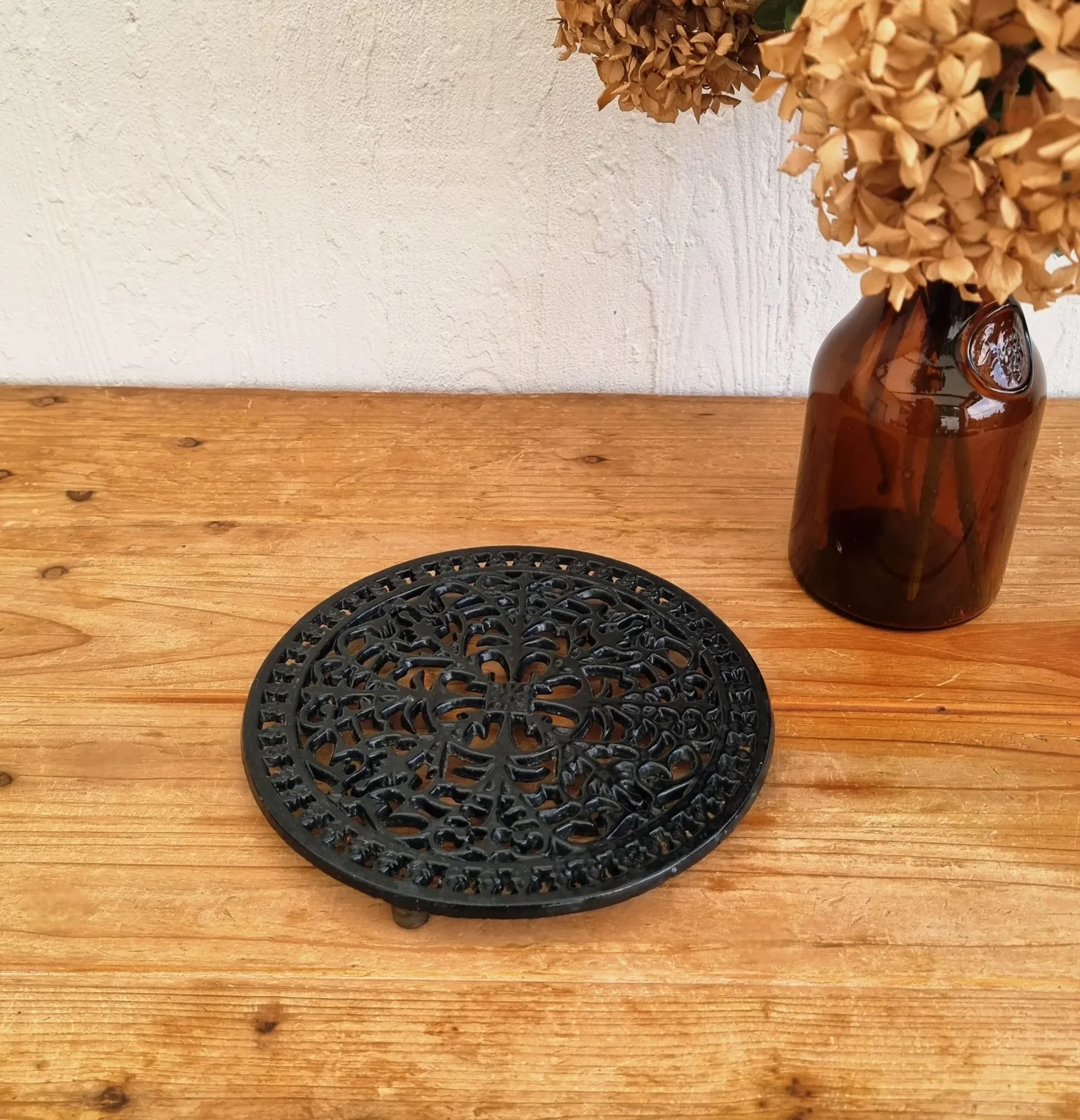Black cast iron trivet in a chic country style.