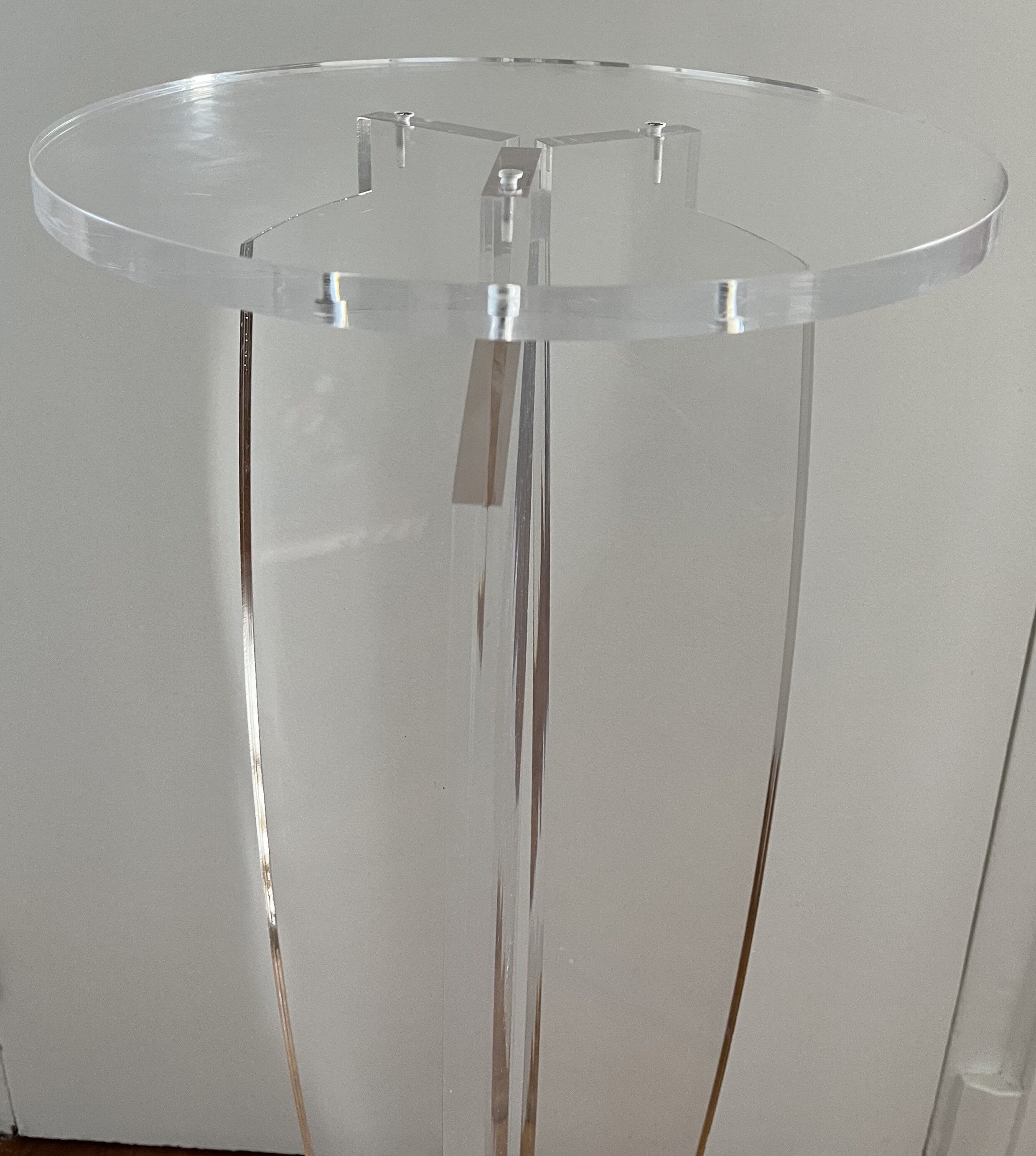 Sellette - Guéridon en plexiglas