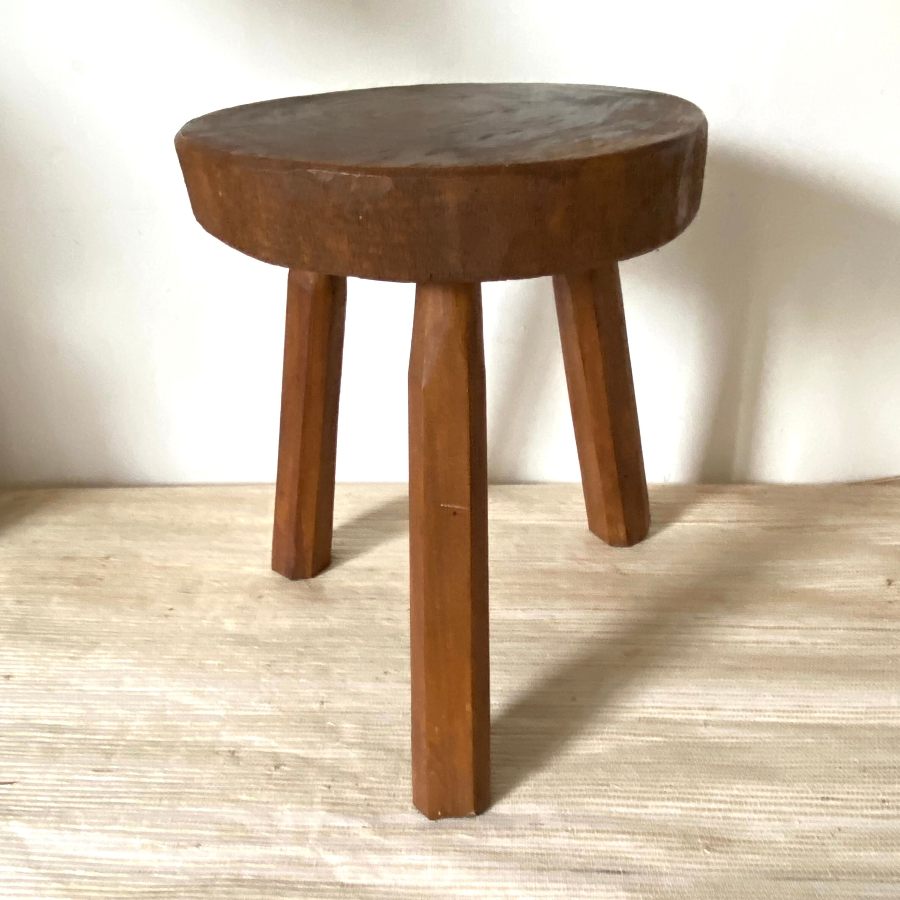 Tabouret en bois tripode ferme vintage