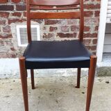 Chaise en teck et skaï noir de style scandinave