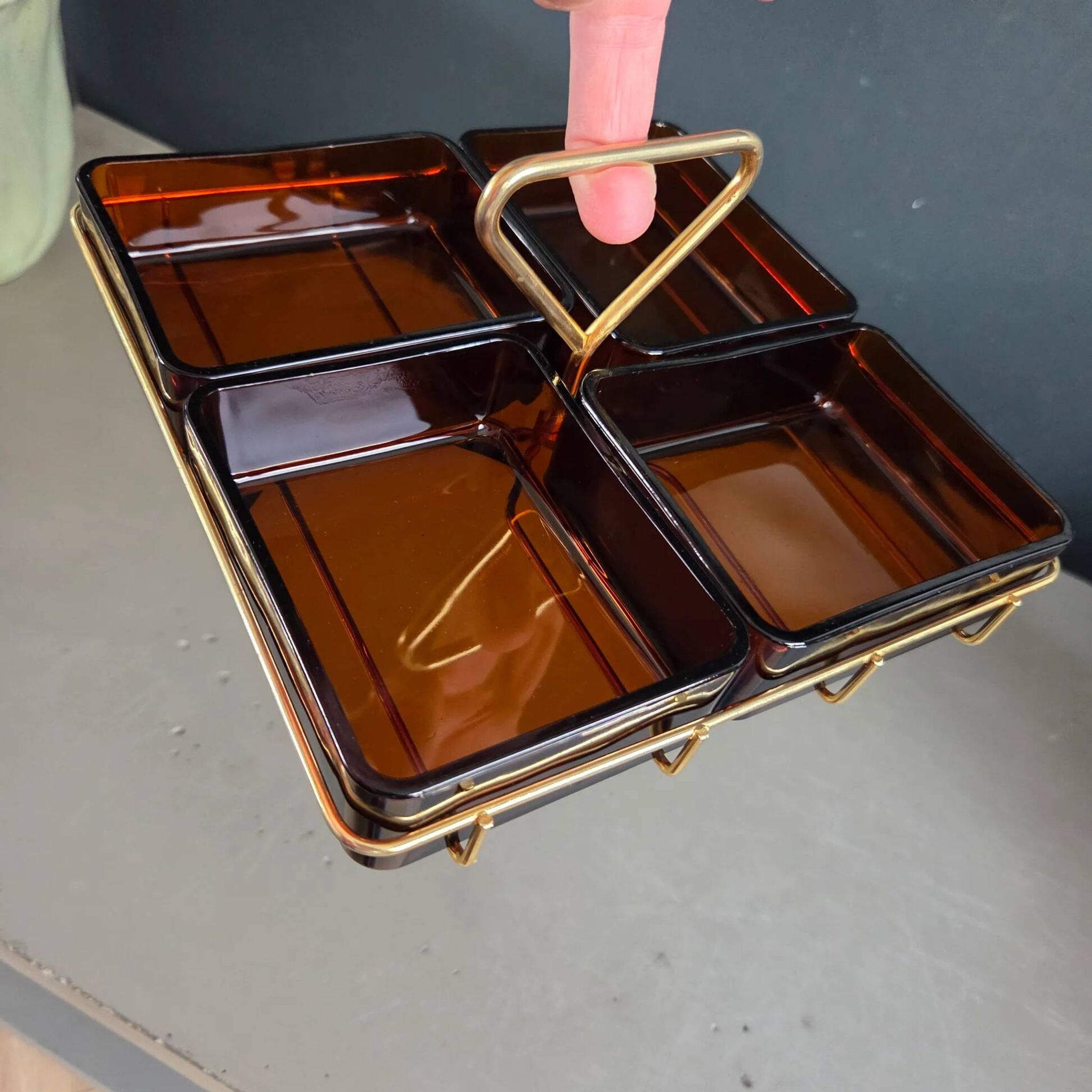 A serving tray for aperitifs in gold metal wire and amber glass - Vereco