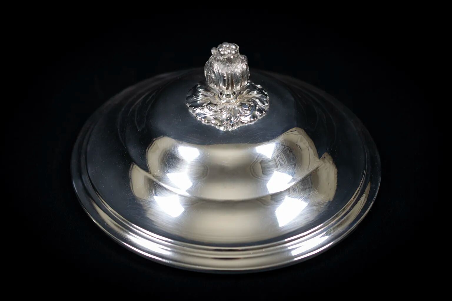 Silver-plated vegetable dish with matching tray – stamped