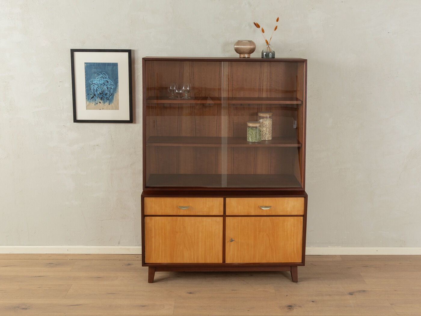 Display cabinet from the 1950s