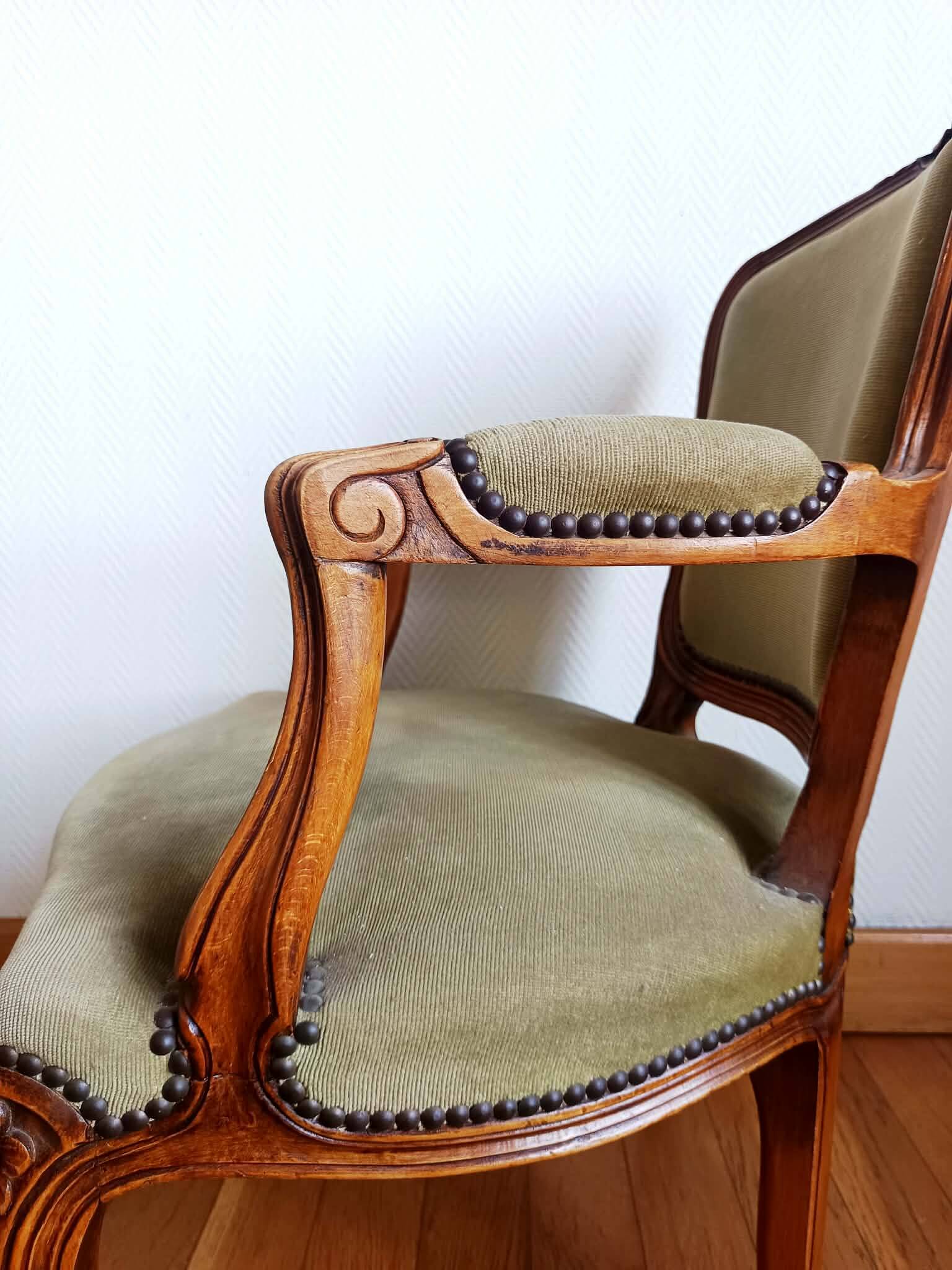 Fauteuil cabriolet vert Louis XV