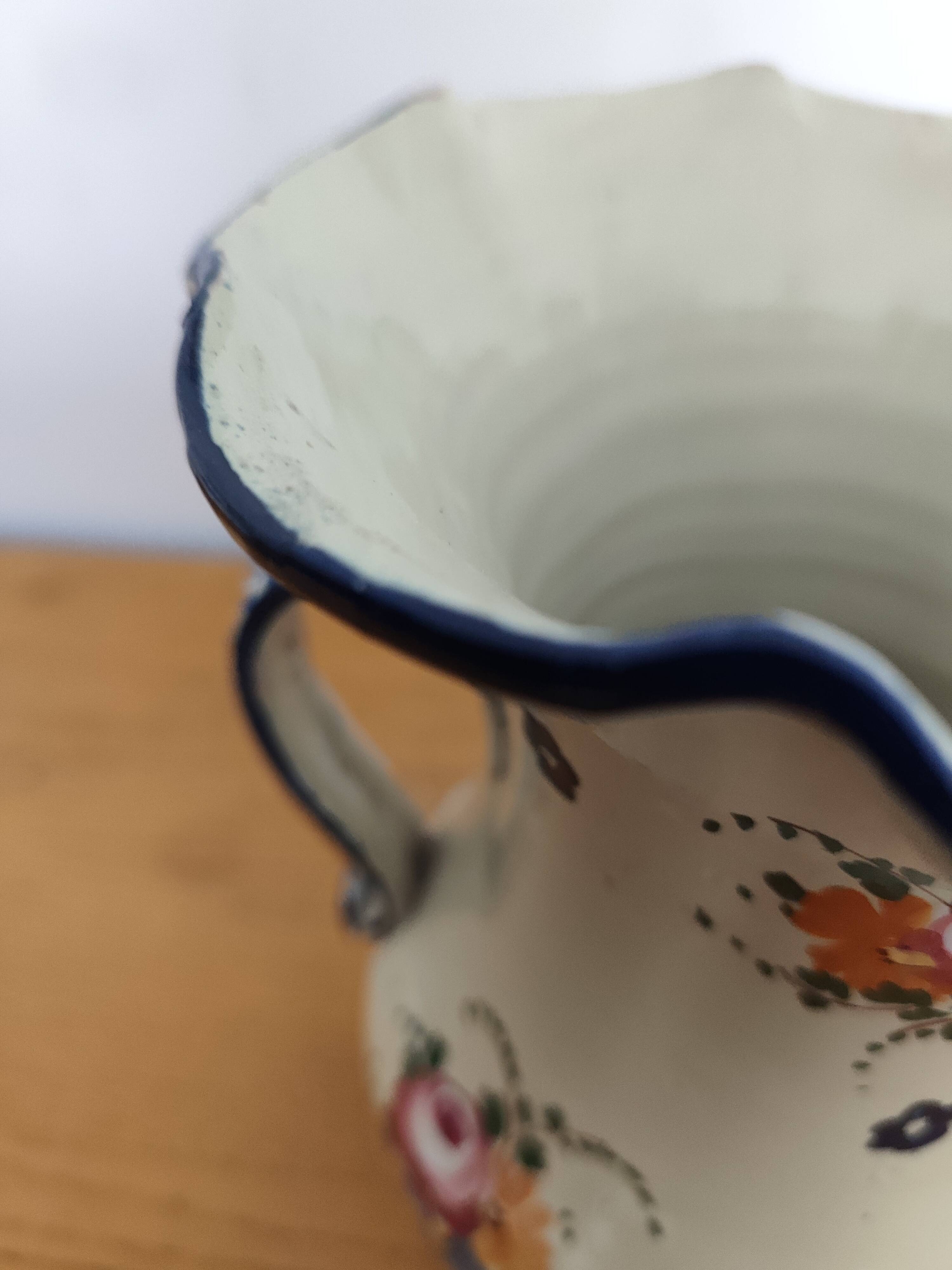 Antique vase in Italian ceramic with polychrome decoration.