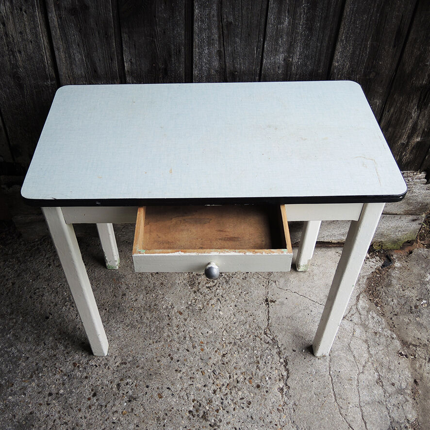 Ancienne table d’appoint en bois laqué blanc et formica vert d’eau