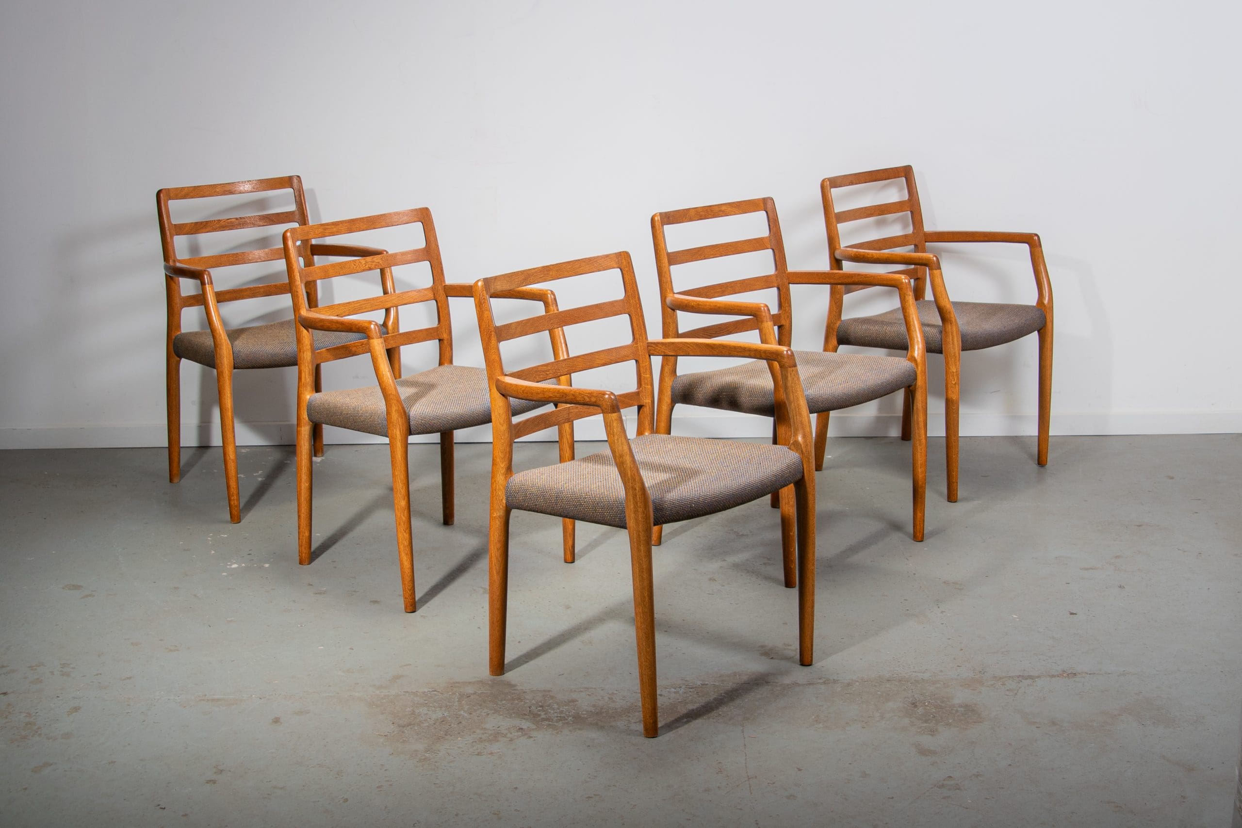 Fauteuils JL Moller modèle 68 en chêne avec tissu d'origine. Fabriqués au Danemark vers 1990.