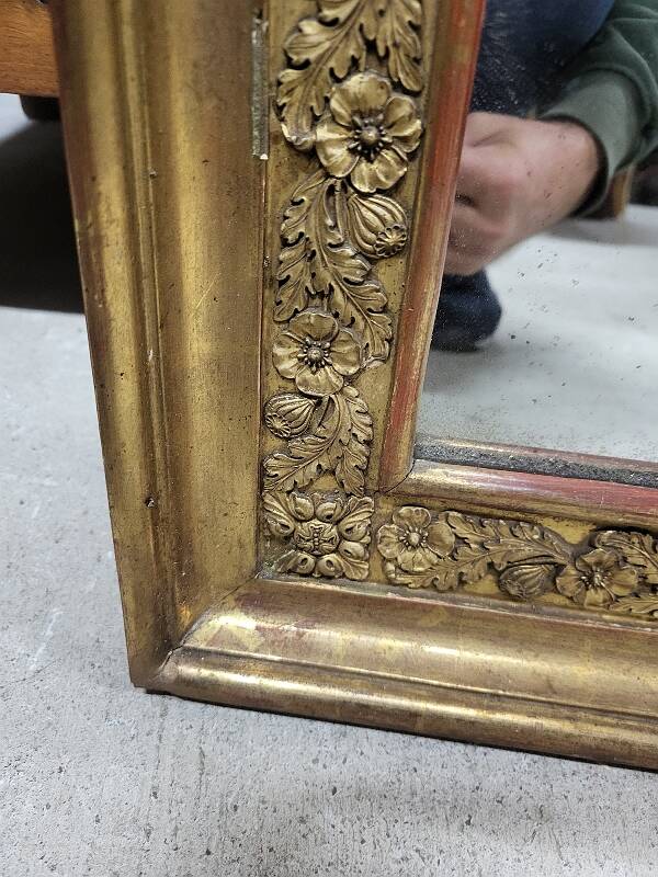 19th century gilt mirror with flowers and foliage decor