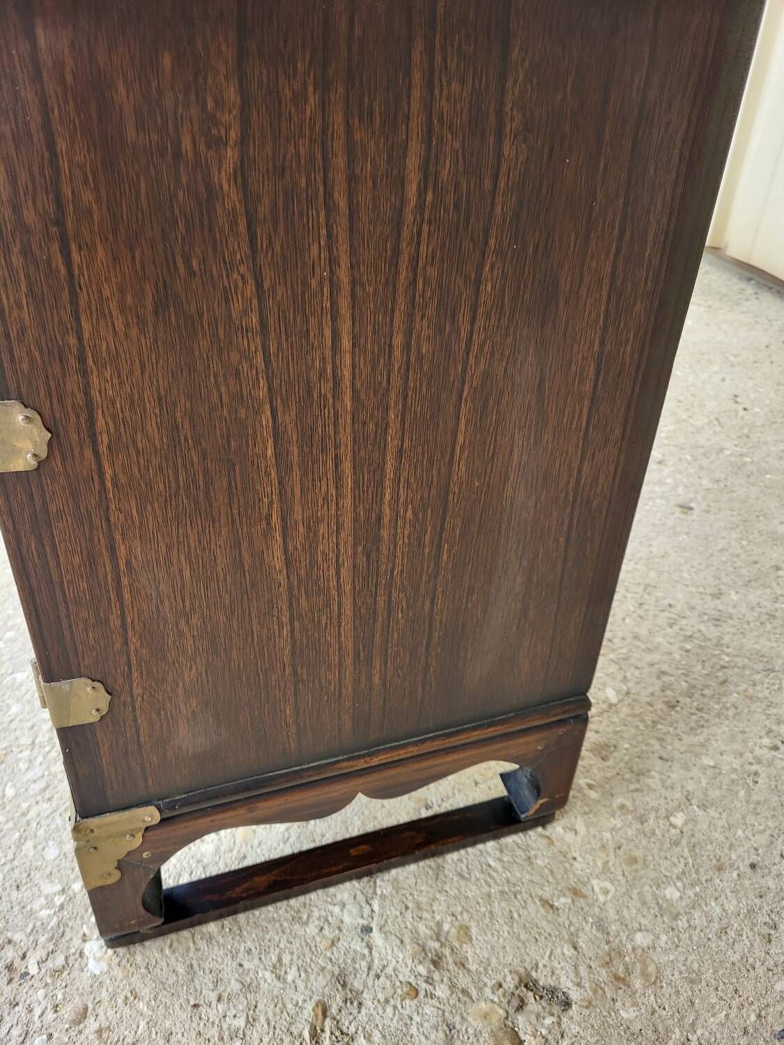 Small Chinese cabinet h 62 cm, 62cm x 37 cm 2 drawers, 2 doors