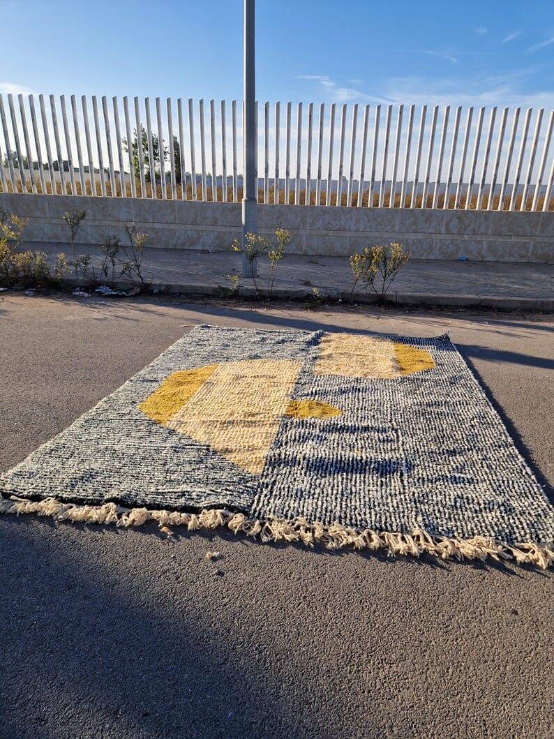 Handmade traditional Beni Ourain Berber rug, size 2/3 m.