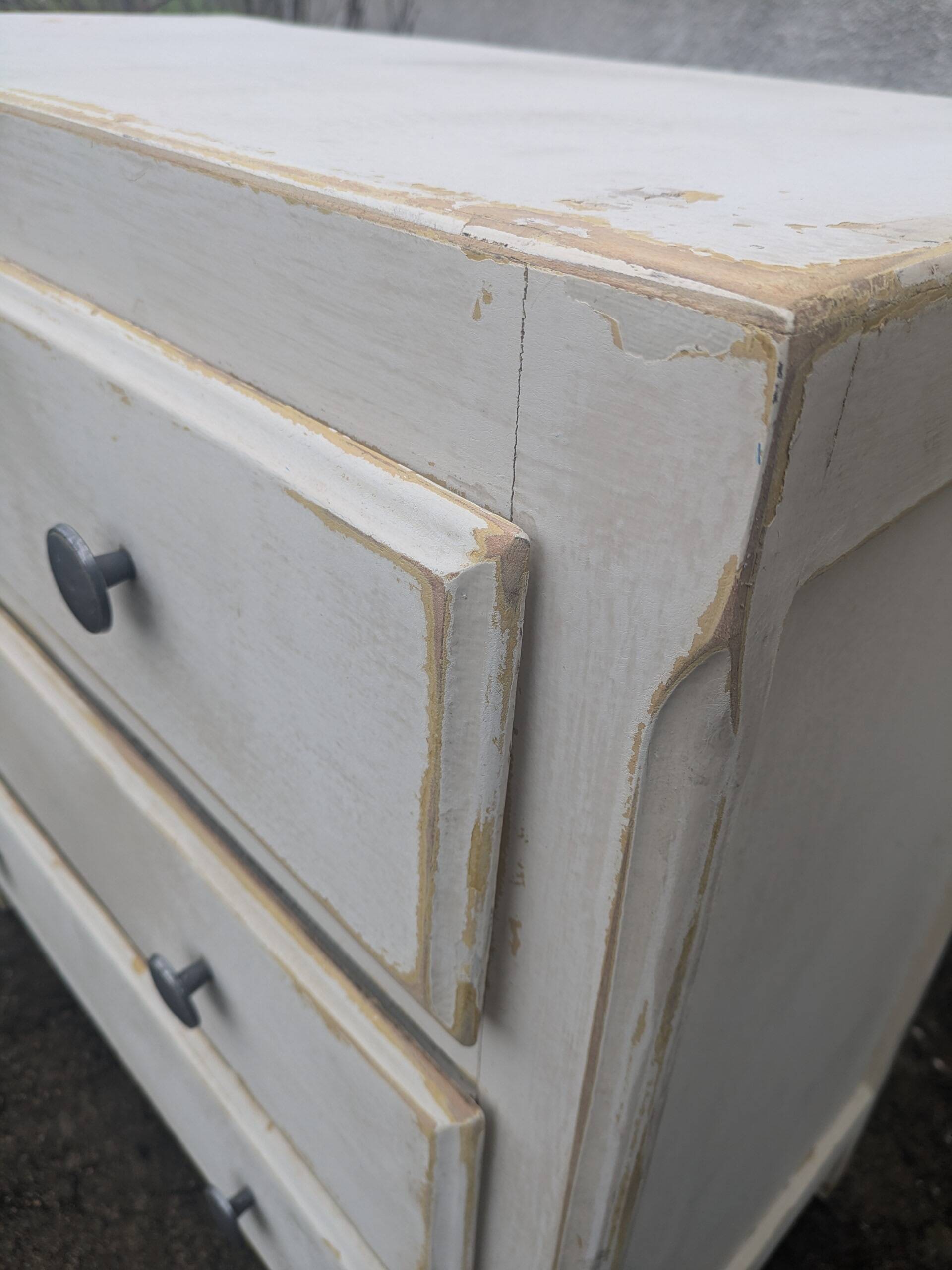 Patinated chest of drawers